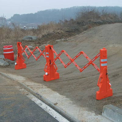 expandable-road-safety-barricade